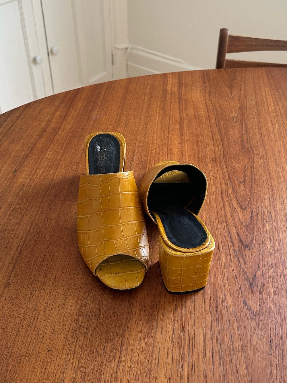 L'INTERVALLE Mustard Yellow Croc-Embossed Platform Mules